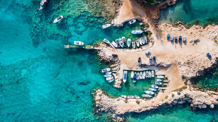 Fotobehang Cyprus Bootjes op het strand bovenaanzicht  © ltummy