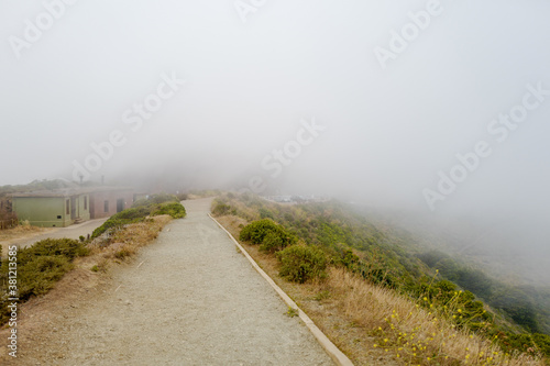 Valokuva Foggy view at nightfall at battery spencer