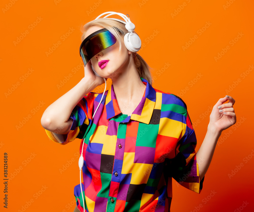 Style blonde in 90s clothes with VR glasses and headphones foto de Stock |  Adobe Stock