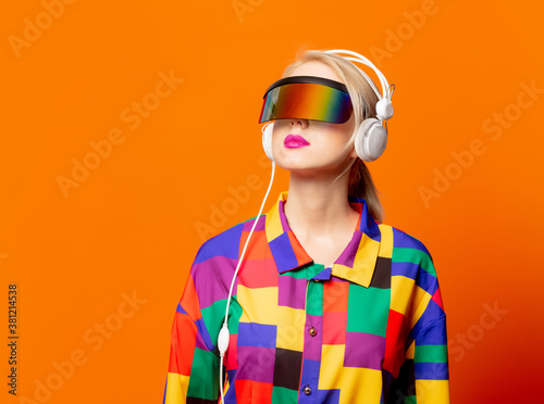 Foto Style blonde in 90s clothes with VR glasses and headphones