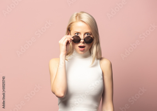 Style blonde in top and sunglasses