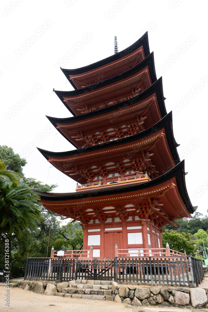 Fototapeta premium 宮島の五重塔