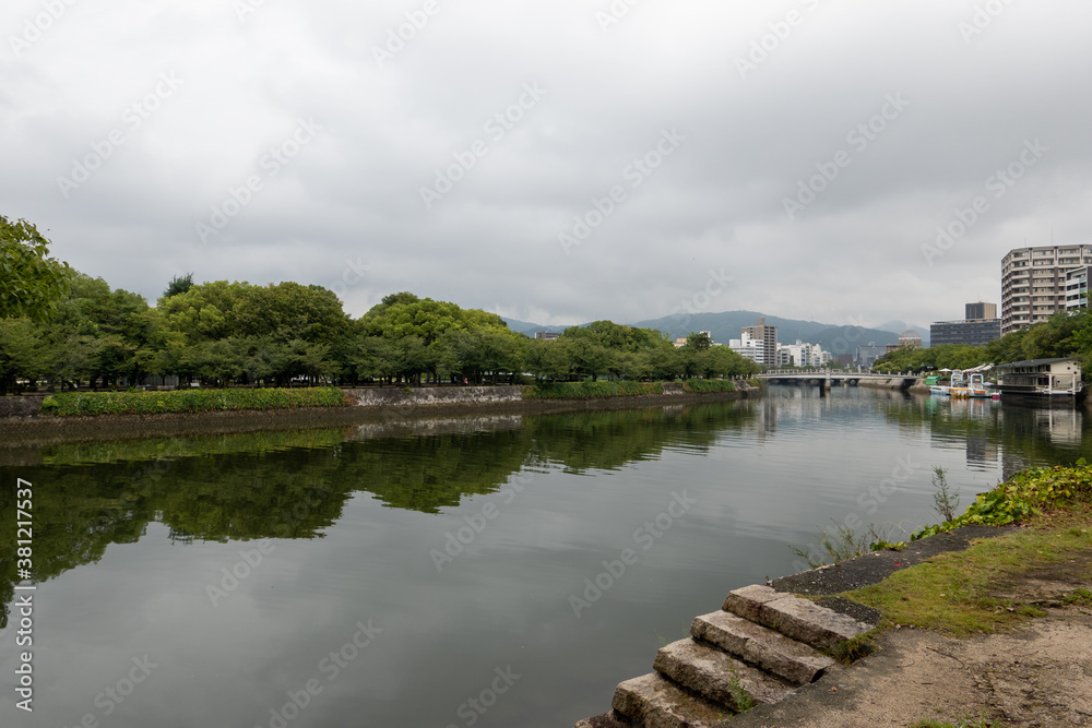 Fototapeta premium 平和記念公園と元安川