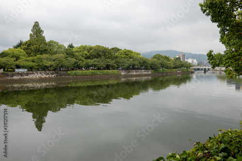 平和記念公園と元安川