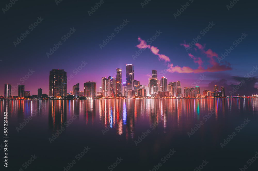 Obraz premium city skyline at night miami downtown reflections buildings colors usa florida sky cityscape