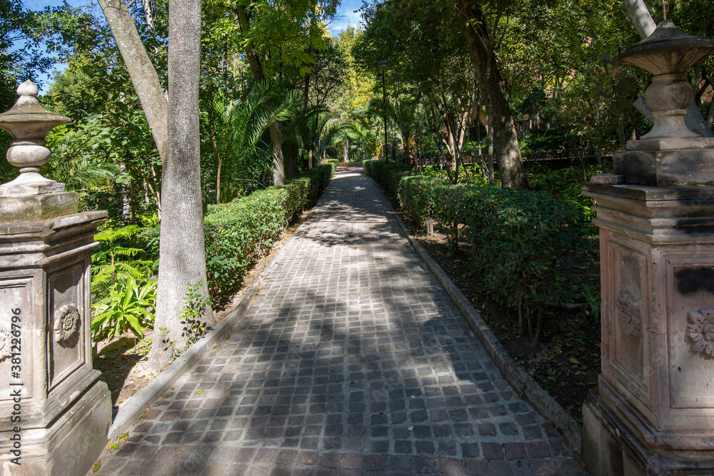 Obraz premium San Miguel de Allende, Benito Huarez park in Zona Centro in historic city center