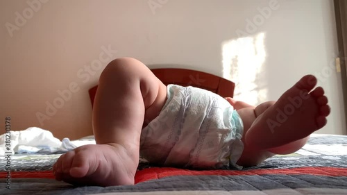 Bebê alegre com suas pernocas! photo