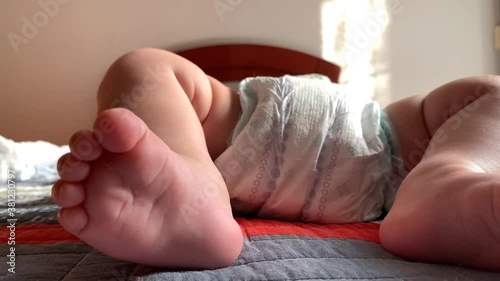 Bebê alegre com suas pernocas! photo