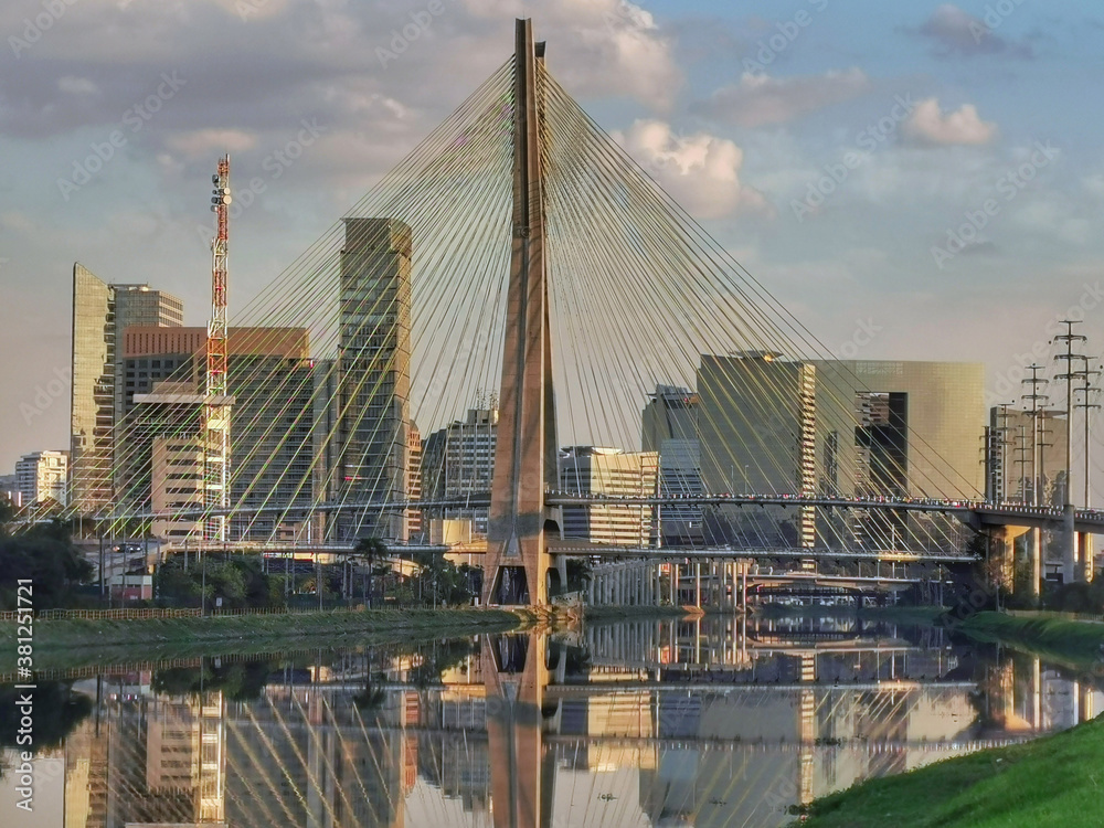 Obraz premium Stayed Bridge in Sao Paulo across the Pinheiros