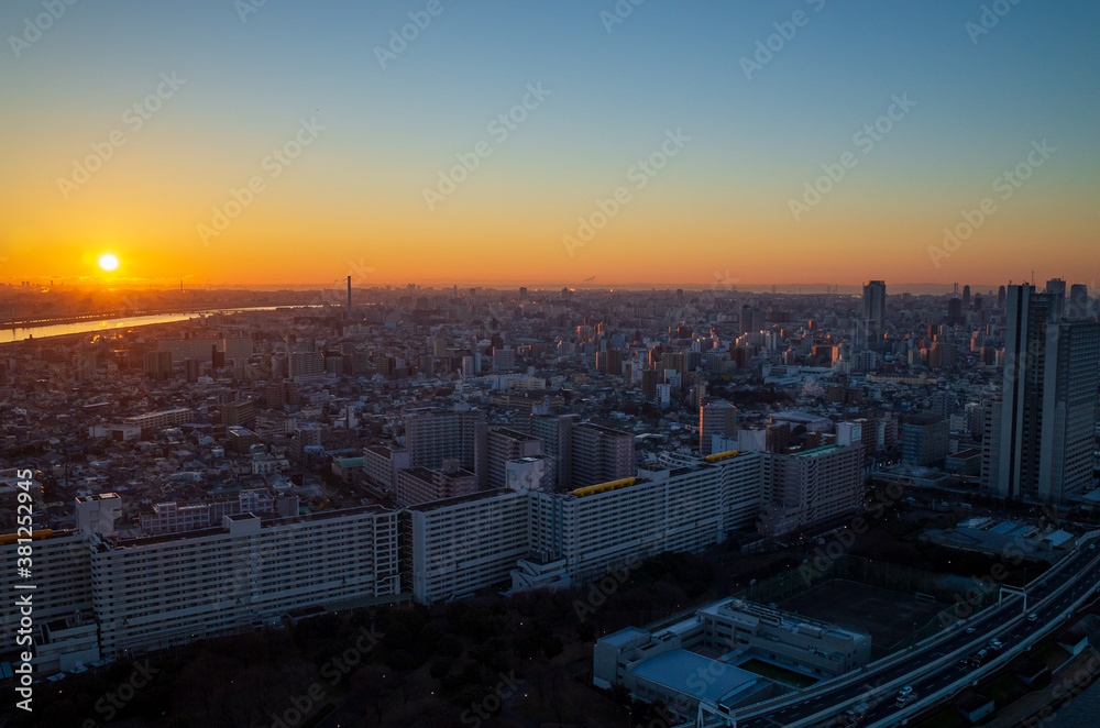 東京都の隅田川上空からの朝日