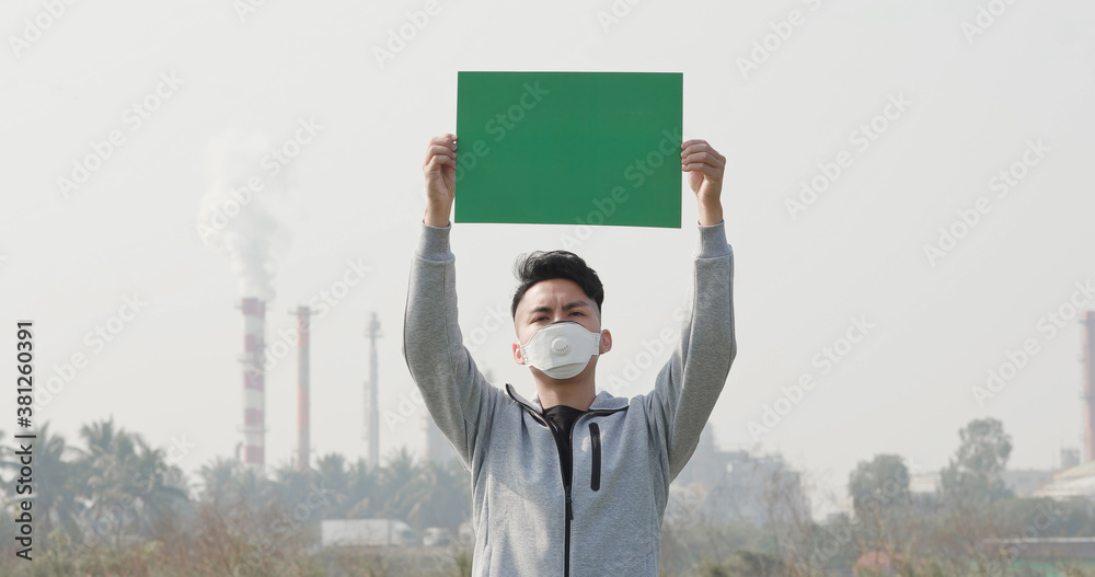 Fotografie man hold green billboard