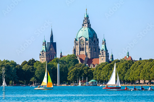Deutschland, Niedersachsen, Landeshauptstadt Hannover, Maschseeufer. Blick über den Maschsee zum Neuem Rathaus 
