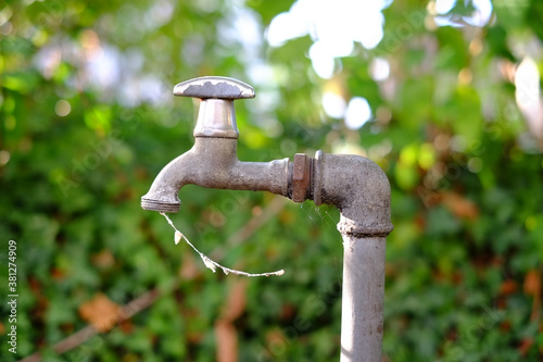 Alter Wasserhahn auf einem Friedhof