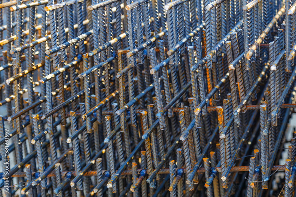 Obraz premium Industrial background. Rebar texture. Rusty rebar for concrete pouring. Steel reinforcement bars. Construction rebar steel work reinforcement. Closeup of Steel rebars.