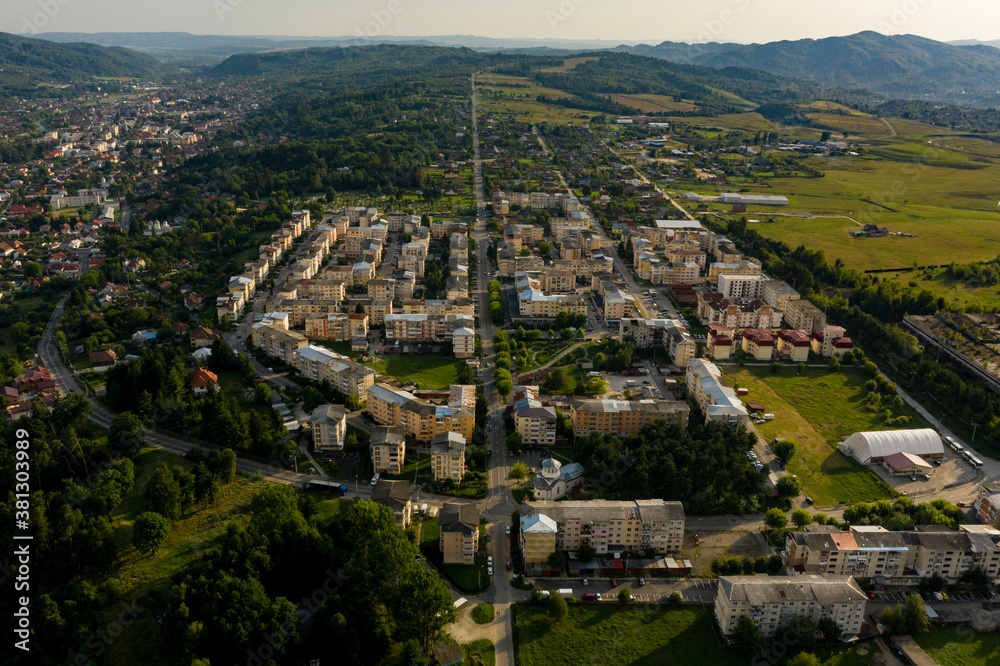 Obraz premium Aerial view of a straight street, crossing a whole neighbourhood and continuing further, in Campulung Muscel, Romania