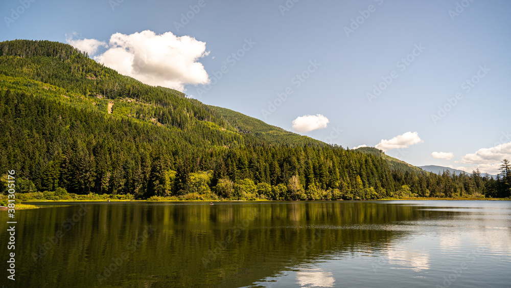 湖に映る山