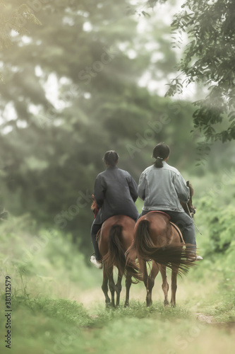 Animal Science studying on horseback. © Tanes