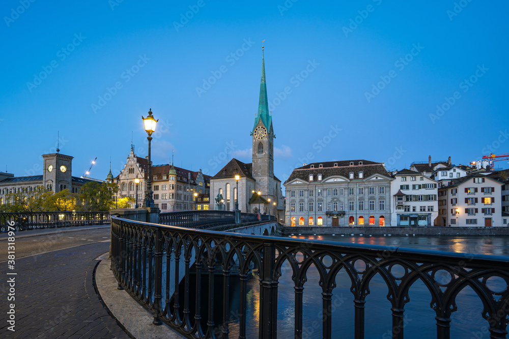 Fototapeta premium Zurich city skyline with view of Fraumunster church in Switzerland