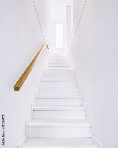Moderne helle Treppe in weiß 