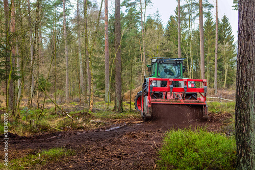 Schleswig-Holstein. Mulchen in der Forstwirtschaft. Bodenvorbereitung beim Waldumbau