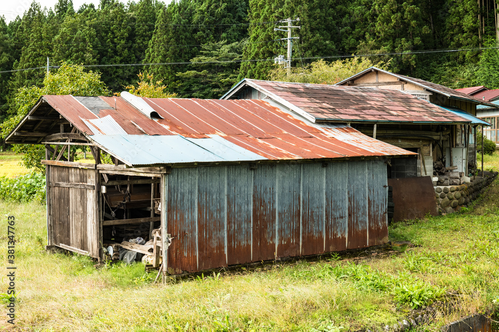 日本の放棄され廃屋になった木造の建物 日本の放棄され廃屋になった木造の建物