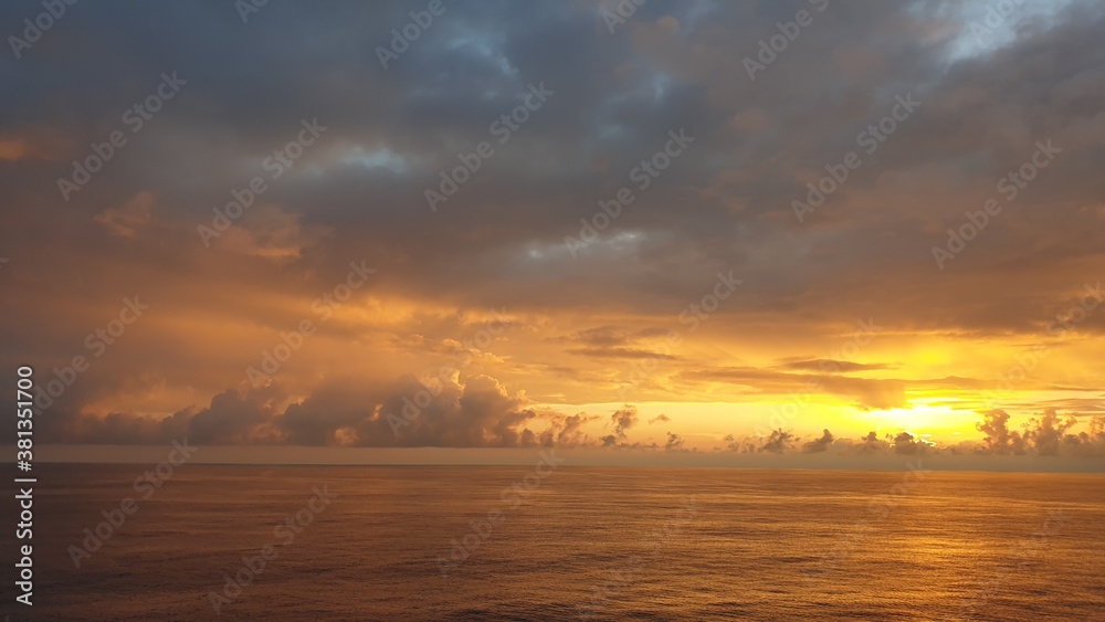 Fototapeta premium Sky of Pacific Ocean
