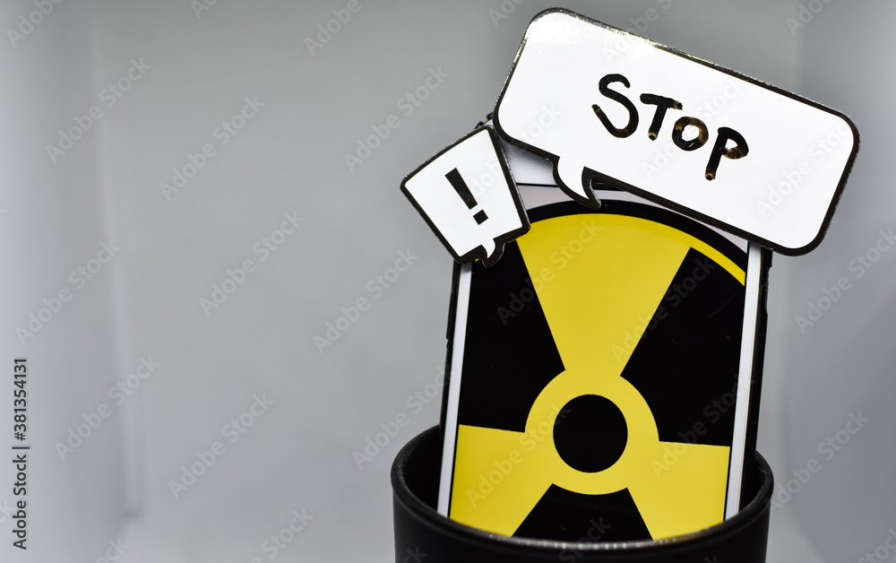 Obraz premium atomic energy sign in the garbage can