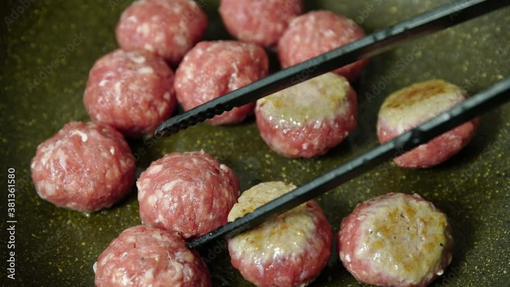 Cuocere le polpette in padella Cuocere le polpette in padella