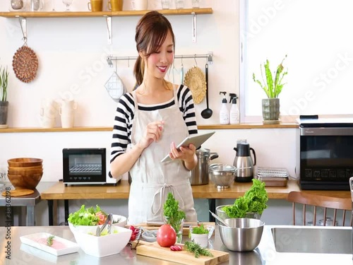 キッチンで料理する女性