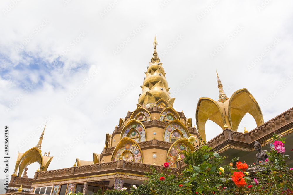 Fototapeta premium Wat Phra That Pha Sorn Kaew,Thailand