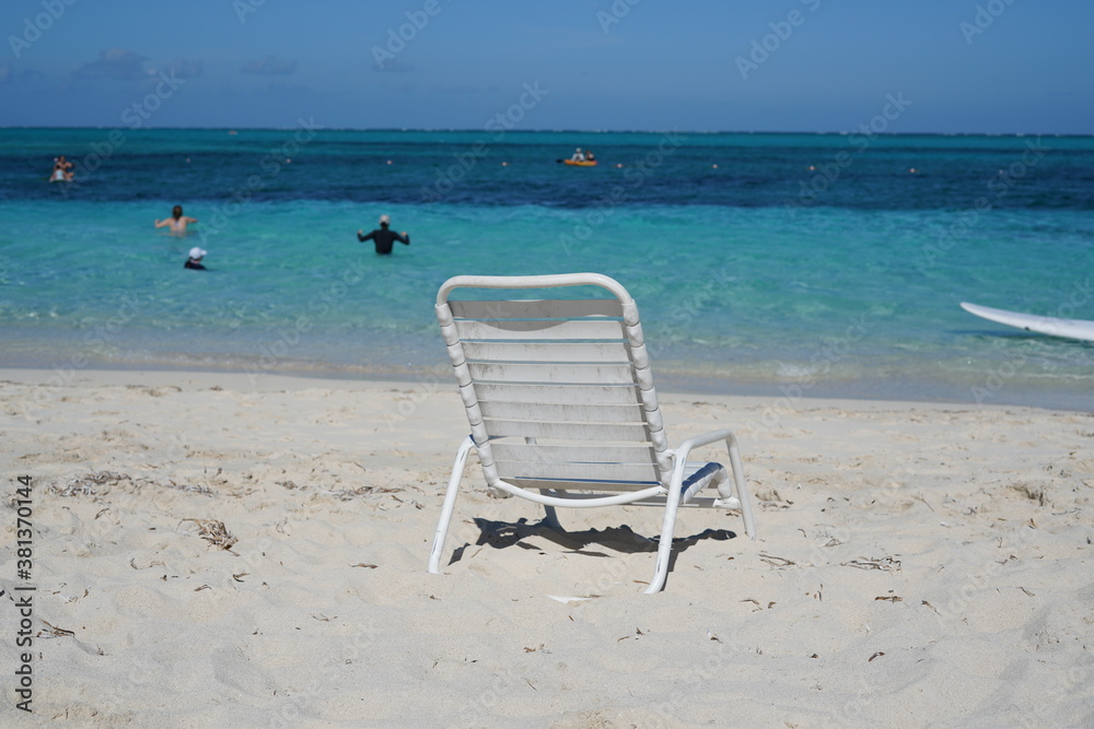 ビーチにある一つの白い椅子