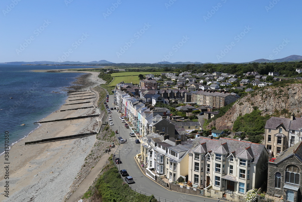 Φωτογραφία A view along the coastline and across the historic resort of Criccieth towards  the Llyn Peninsula, Gwynedd, Wales, UK