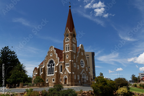 Christuskirche vor blauem Himmel in Windhoek, Namibia
