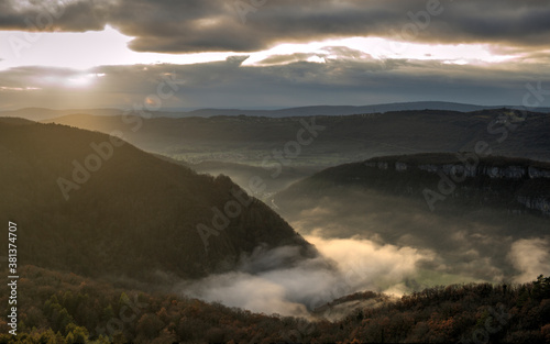Brouillard sur la rivière d'Ain à Sonthonnax-la-Montagne, France