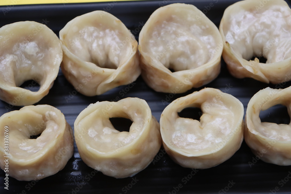Naklejka premium Dumpling or momos served with sauce 