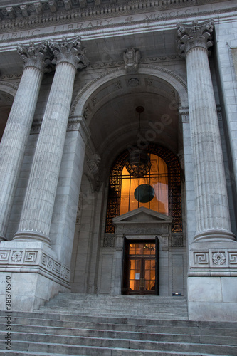 détail de la façade de la bibliothèque publique de new york avec vue sur son entrée et les colonnes 