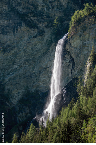 Wasserfall Ju  ngfernsprung bei Heiligenblut  K  rnten  von der Seite betrachtet