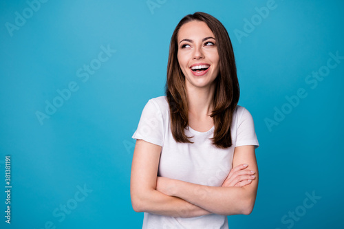 Photo of attractive confident cheery lady hold arms hands crossed bossy worker successful career member look side empty space wear casual white t-shirt isolated blue color background