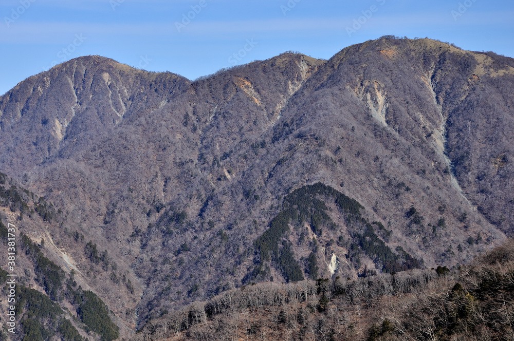Obraz premium 冬晴れの丹沢山地 小丸より蛭ヶ岳と棚沢ノ頭と不動ノ峰を望む