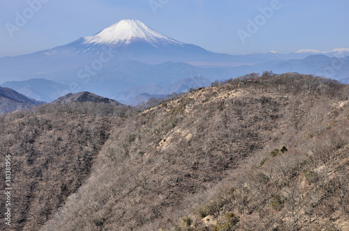 冬の丹沢山地からの展望 小丸より望む富士山と鍋割山