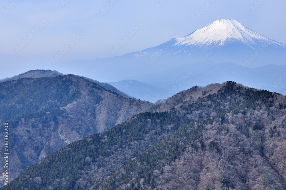 冬の丹沢山地と富士山 鍋割山山頂からの展望
