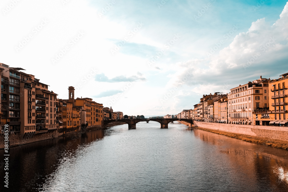 Stadt Florenz in Italien, See und Stadt in der Toskana