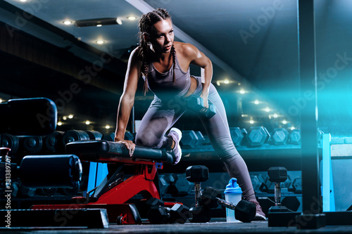 Bilde på lerret beautiful young black sportswoman in the gym. performs a workout.