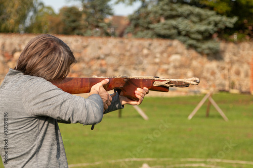 Carta da parati A man shoots a antique crossbow at a target