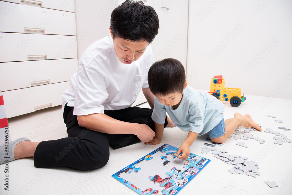 子供とパズルで遊ぶ父親 子供とパズルで遊ぶ父親