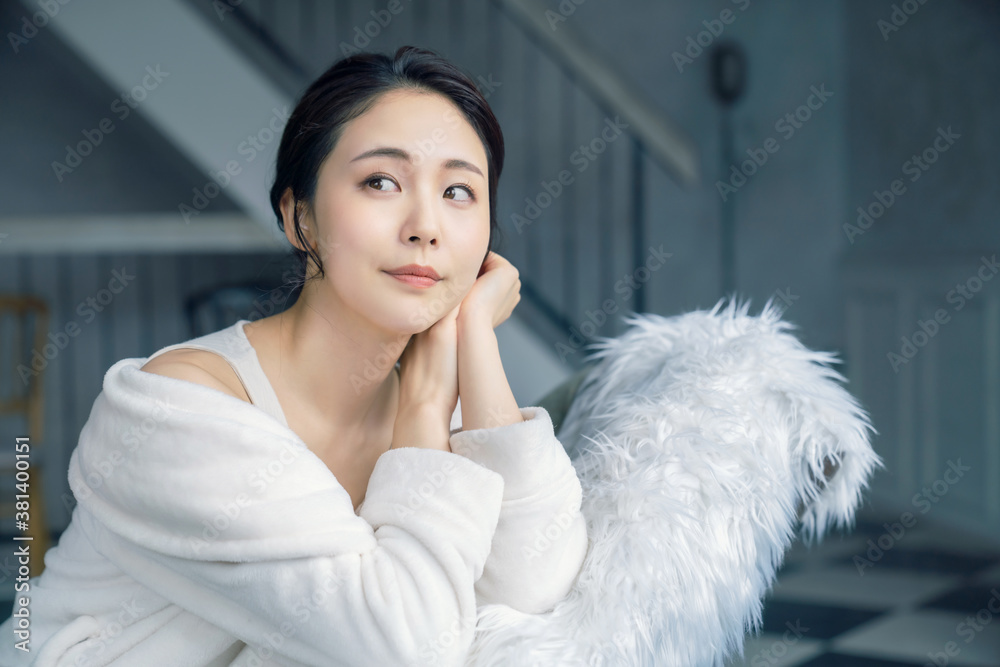 女性の美容イメージ　スキンケア　ボディケア　エステサロン
※風俗産業（求人を含む）、アダルト系、出会い系コンテンツでのストックフォトの使用は規約により禁止されております。