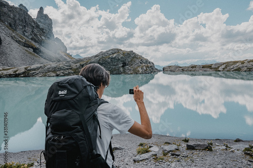 Filmenden Wanderer an einem Bergsee in der Schweiz