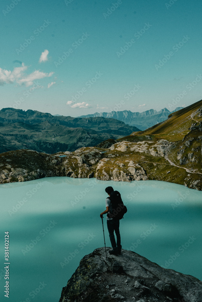 Wanderer am Bergsee vom Pizol in der Schweiz