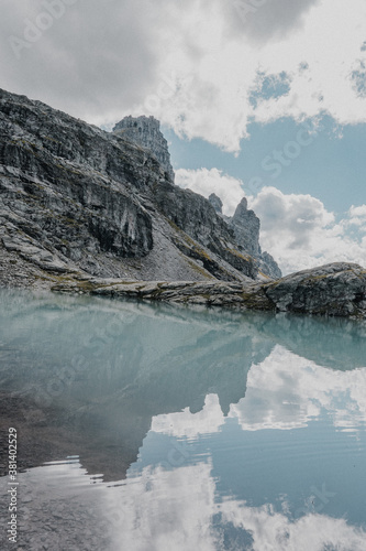 Bergsee auf dem Pizol mit glattem Wasser