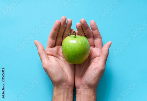 dłonie z jabłkiem